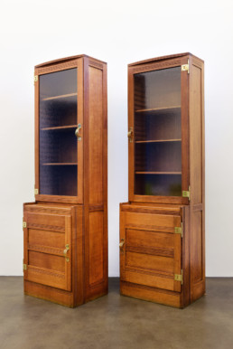 Gustave Serrurier-Bovy: Pair of bookcases, 1904, oak with handles in brass