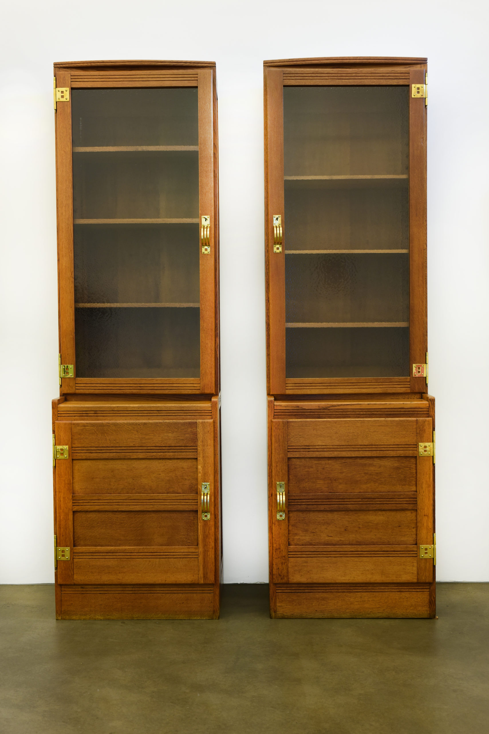 Gustave Serrurier-Bovy: Pair of bookcases, 1904, oak with handles in brass